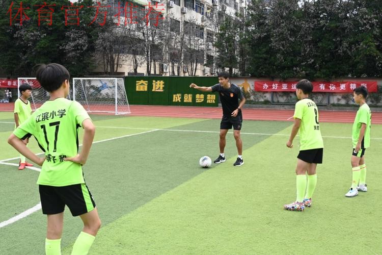 国家男足亚运队金华校园行 传承足球精神汇聚梦想